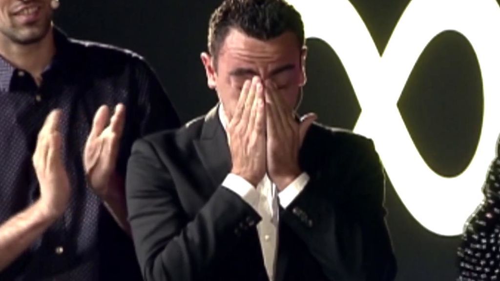 Xavi rompe a llorar en pleno acto de despedida de Iniesta