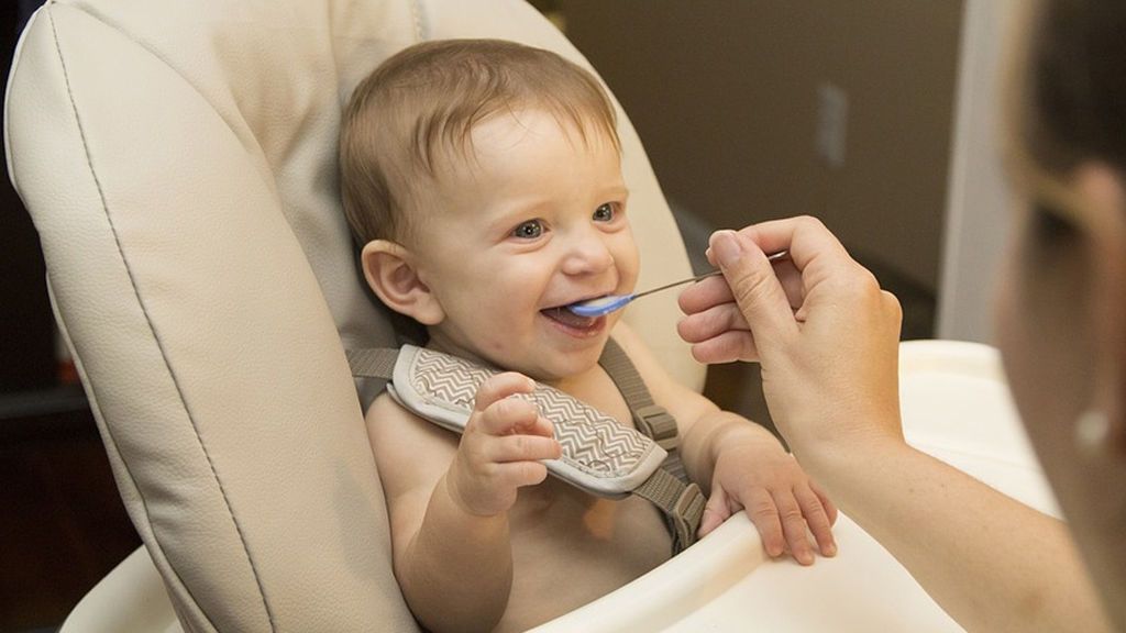 Diez errores que no debes cometer con la alimentación de tu bebé
