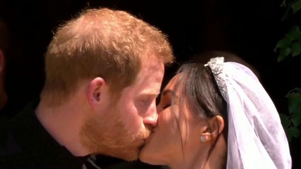 ¡Tenemos beso! Harry y Meghan se besan por primera vez como marido y mujer ante la multitud