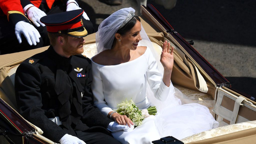 El Príncipe Harry y Meghan Markle recorren Windsor como marido y mujer