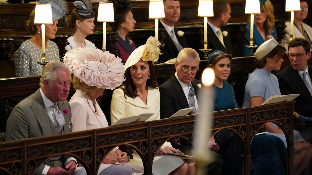 La duquesa de Cambridge, entre la duquesa de Cornualles y el príncipe Andrés