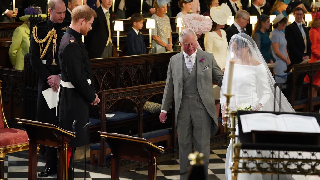 Ante la ausencia del padre de Meghan, el Príncipe Carlos fue el encargado de llevarla al altar