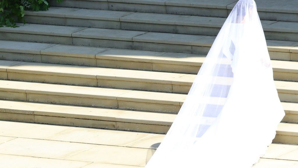 Meghan Markle, subiendo las escaleras de la capilla de San Jorge
