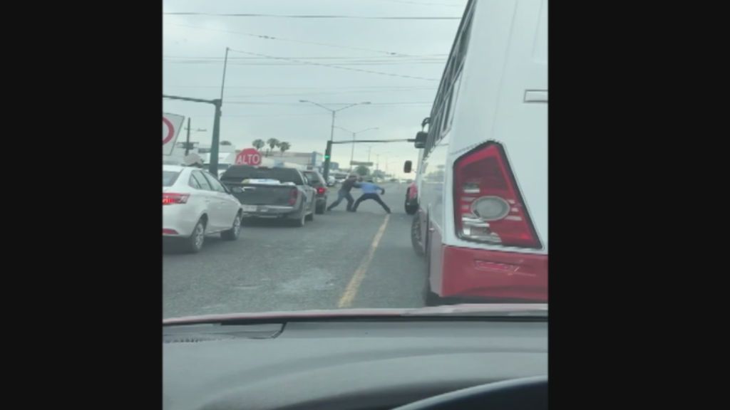 Una brutal pelea entre dos conductores termina de manera inexplicable