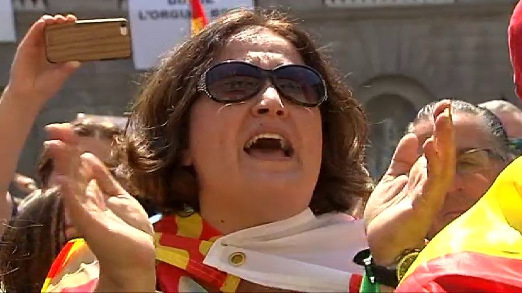 Cuatrocientas personas protestan contra Torra frente al Palau de la Generalitat