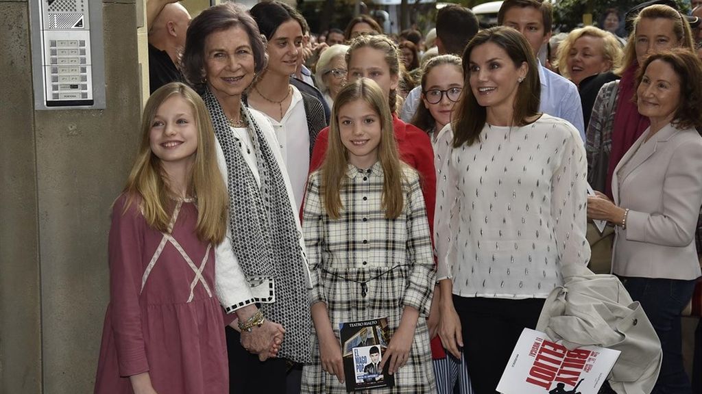 La reina Letizia y doña Sofía asisten a un musical con las hijas de las Infantas
