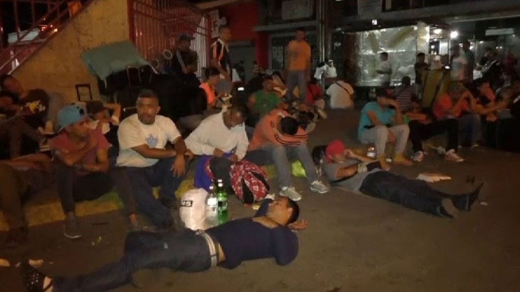 Cientos de venezolanos pasan la noche al raso esperando para cruzar la frontera con Colombia