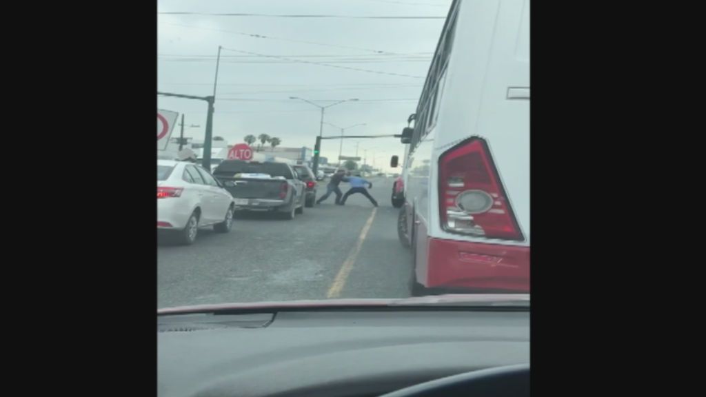 El final de este vídeo convierte en viral una pelea entre dos conductores