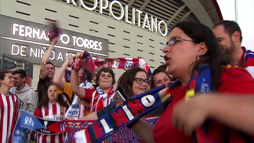 De la emoción del padre de Torres al homenaje de la afición con una camiseta gigante del Atlético de Madrid