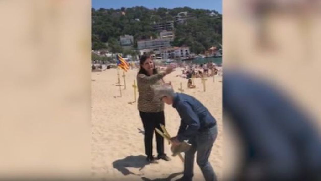 Tensión desbordada en las playas de Barcelona por la instalación de cruces amarillas