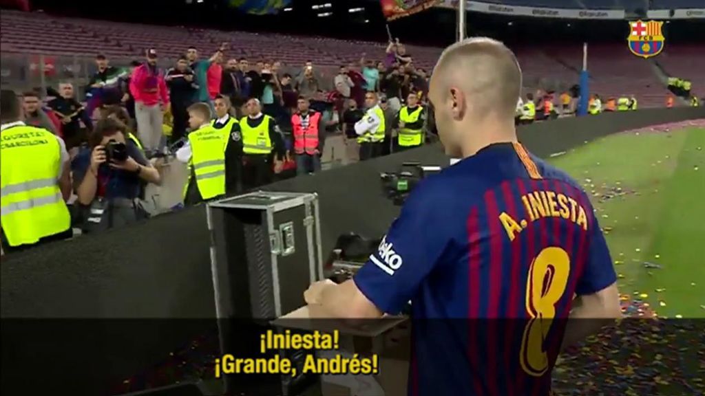 El detallazo de Iniesta con los aficionados que se quedaron hasta el final en el Camp Nou