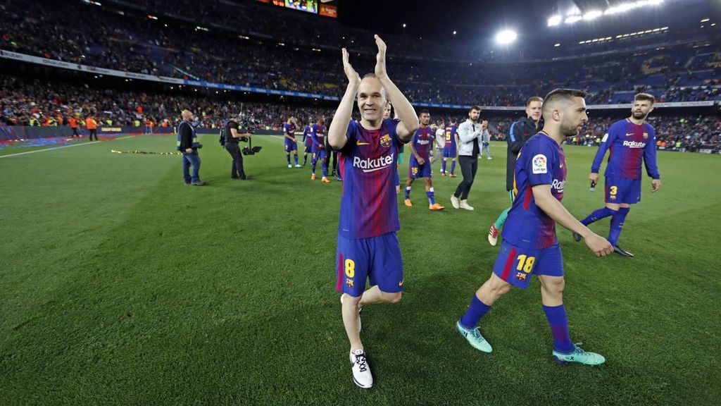 La emoción de Iniesta en sus últimos minutos como jugador del Barça