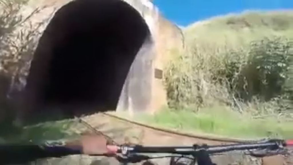Estos ciclistas brasileños se salvan por los pelos de ser arrollados por un tren