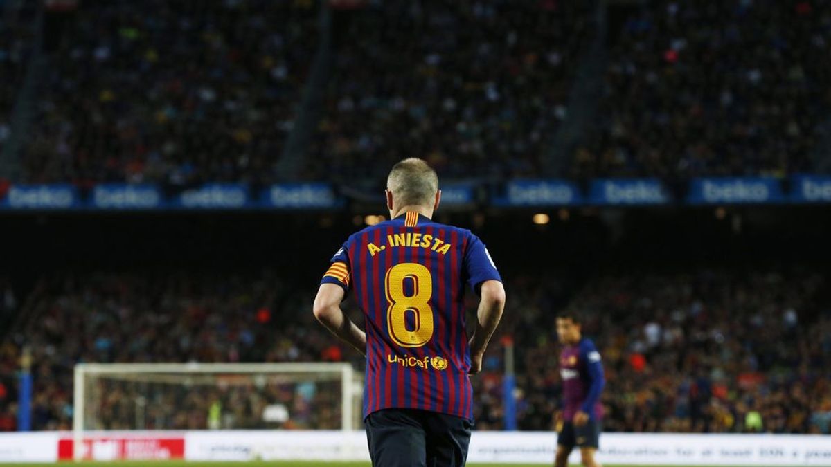 Descalzo, con el Camp Nou totalmente vacío... las fotos de Iniesta que están dando la vuelta al mundo Descalzo, con el Camp Nou totalmente vacío... las fotos de Iniesta que están dando la vuelta al mundo
