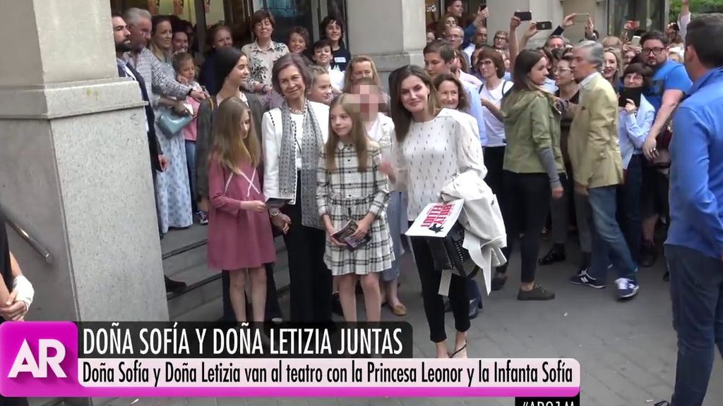 Doña Sofía y Doña Letizia van juntas al teatro con la Princesa Leonor y la Infanta Sofía