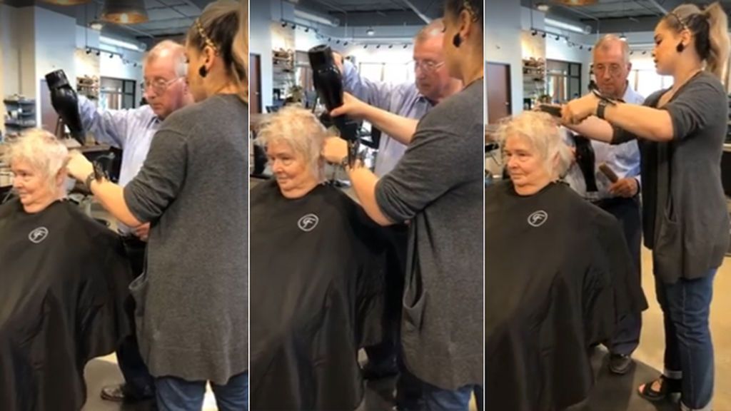 Va a la peluquería para aprender a peinar a su mujer porque ya no puede hacerlo sola