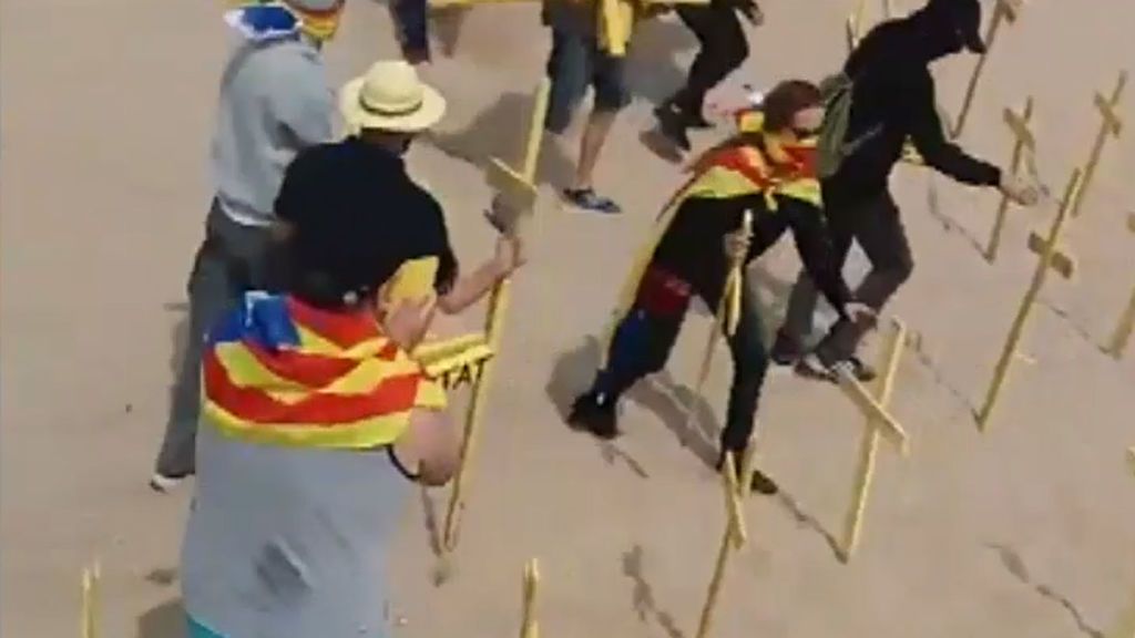 El incidente en la playa por las cruces amarillas revela la fractura social en Cataluña