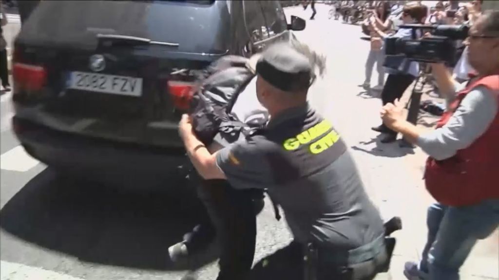 Tensión entre la Guardia Civil y periodistas en el momento en que Zaplana sale de su casa