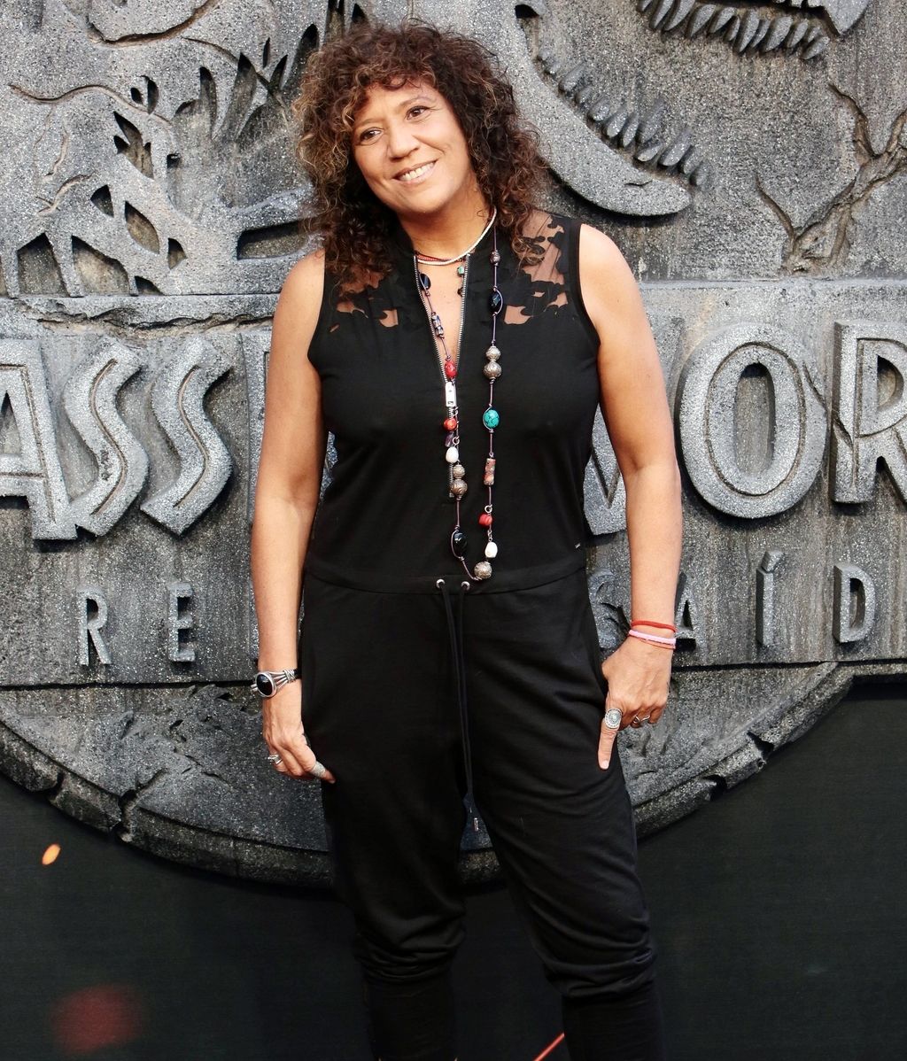 La cantante Rosana, con un mono negro y toques de camuflaje