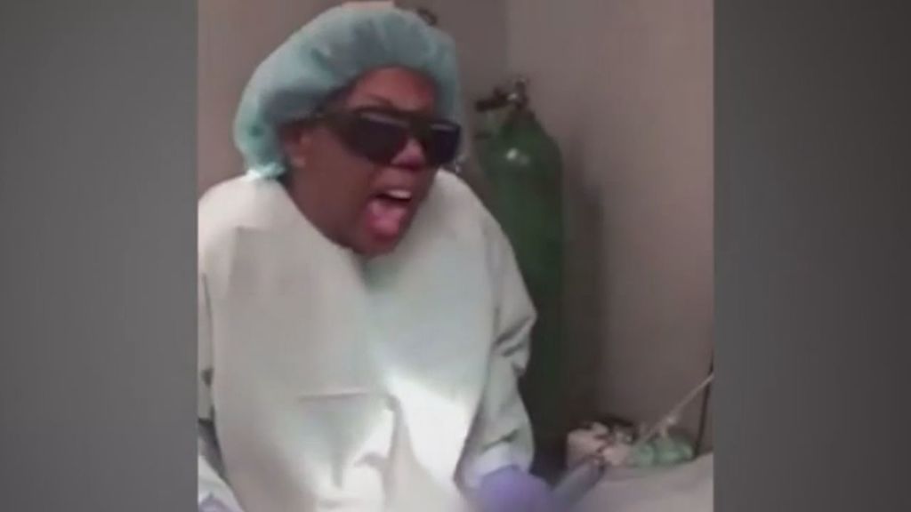 Denuncian a la cirujana que bailaba y cantaba mientras operaba y que dejó con “daño cerebral permanente” a una paciente