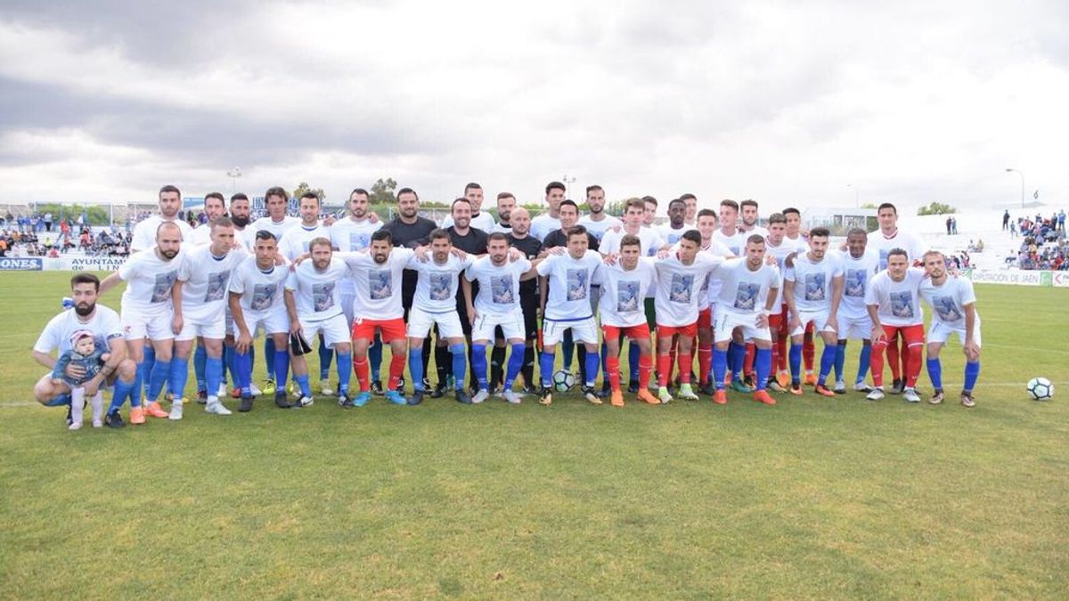 El emocionante homenaje del Sevilla a Fran Carles, capitán del Linares fallecido hace casi dos años El emocionante homenaje del Sevilla a Fran Carles, capitán del Linares fallecido hace casi dos años