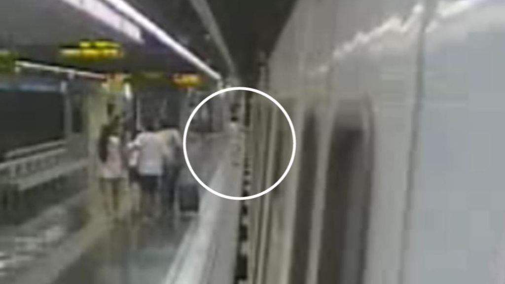 Investigan si un fallo en el cierre de puertas del metro de Barcelona provocó el accidente de una pasajera