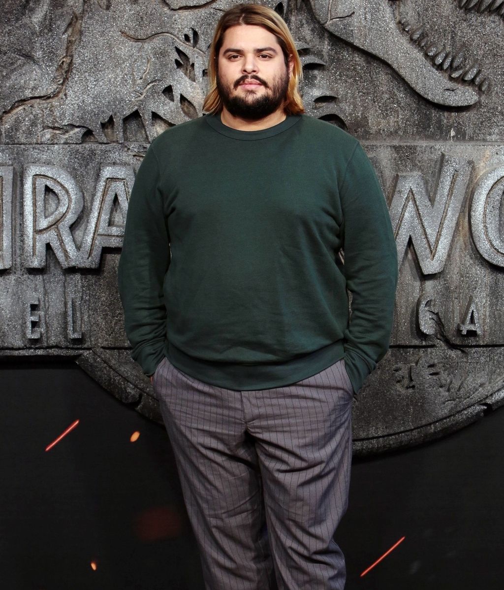 Brays Efe, con sudadera y pantalones de rayas