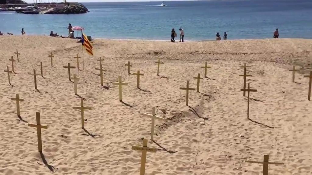 Enfrentamientos en Cataluña por poner cruces amarillas en la playa a favor de los presos políticos