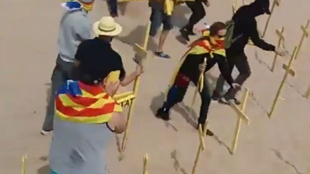 El incidente en la playa por las cruces amarillas revela la fractura social en Cataluña