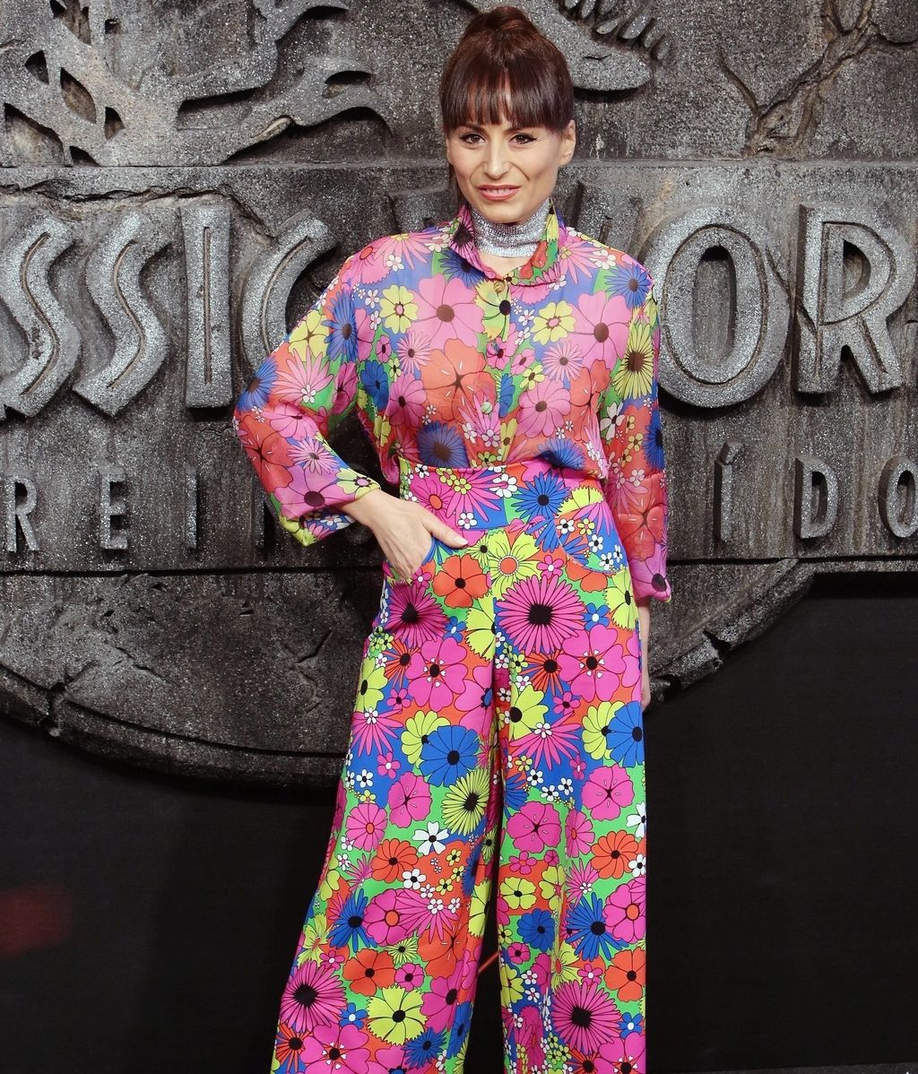 La diseñadora María Escoté, con mono de flores (firmado por ella)