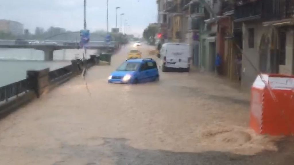 Una tormenta de más de 50 litros por metro cuadrado anega las calles de Balaguer