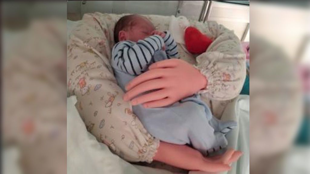 Crean un prototipo de brazos articulados para simular el abrazo de padres a recién nacidos Crean un prototipo de brazos articulados para simular el abrazo de padres a recién nacidos
