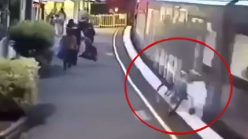 La tragedia se vislumbra al caer a las vías del tren