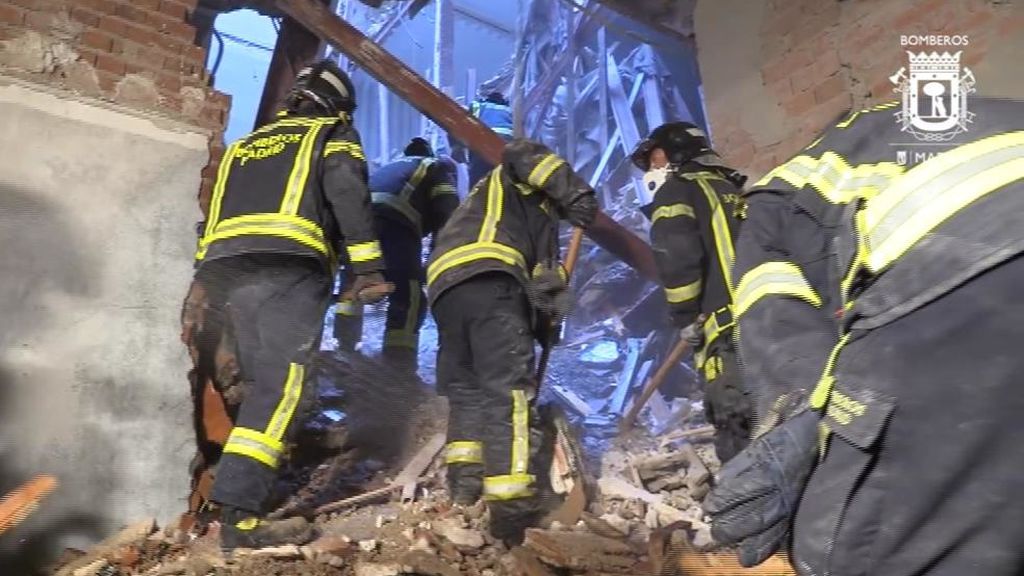 Continúa la búsqueda de los dos operarios sepultados en el derrumbe de un edificio en Madrid