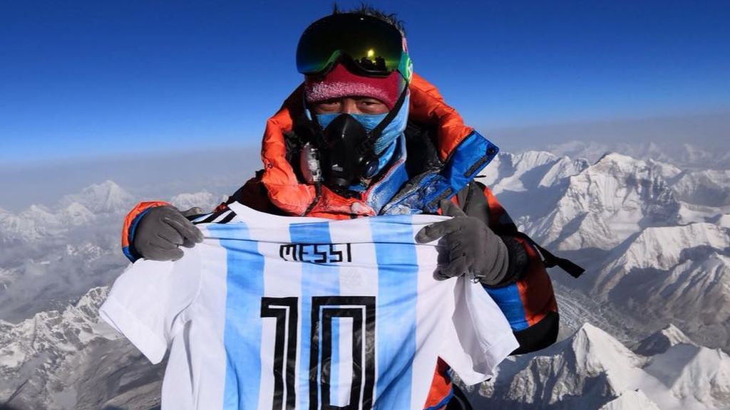 Un alpinista corona el Everest con la camiseta de Messi y... se lleva la felicitación del delantero