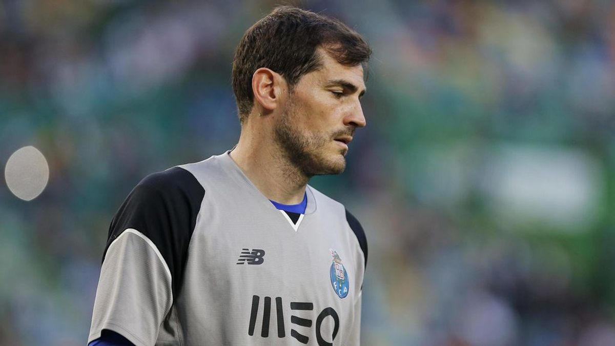 Casillas 'ficha' por la Juventus para rendir homenaje a Buffon: así posa con la camiseta italiana Casillas 'ficha' por la Juventus para rendir homenaje a Buffon: así posa con la camiseta italiana