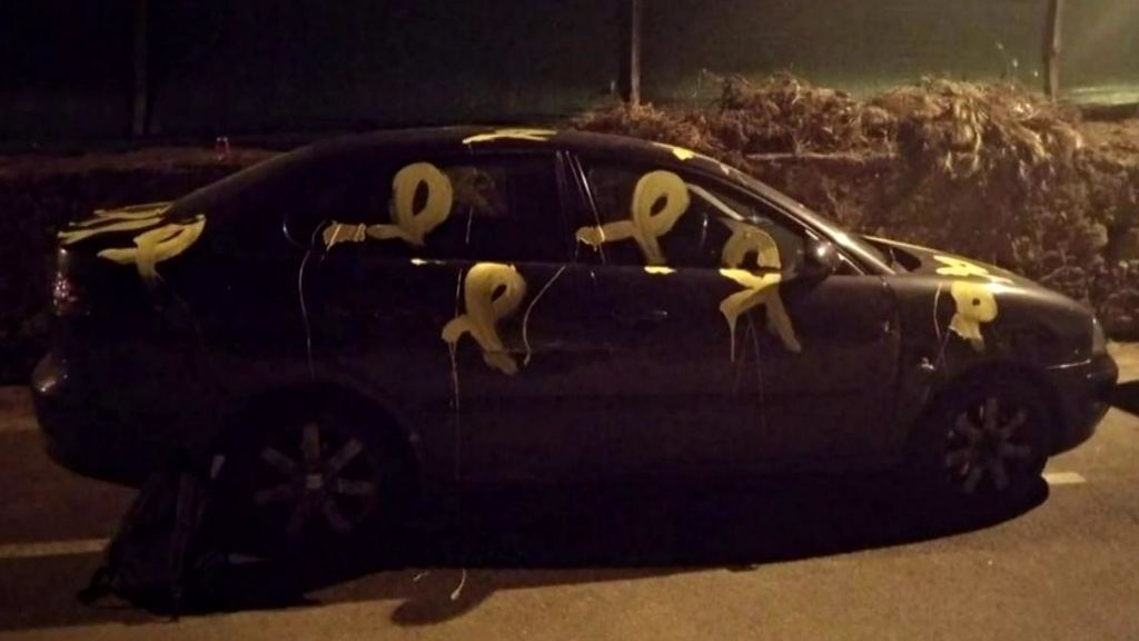 Pintan lazos amarillos en el coche de un hombre que retiró cruces independentistas de la playa en Cataluña