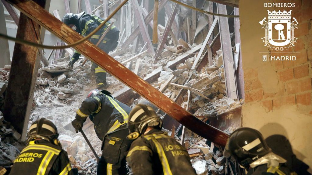 Búsqueda contra reloj de los dos obreros desaparecidos tras el derrumbe de un edificio en Madrid
