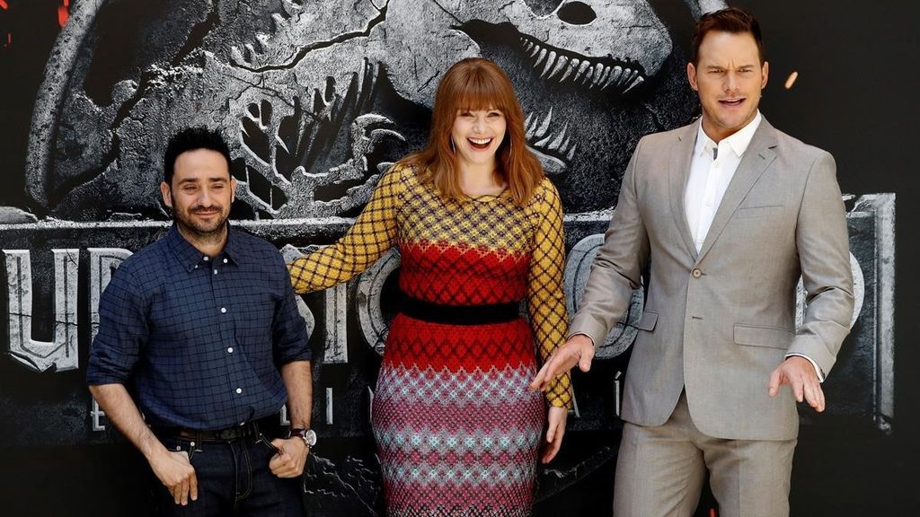 J. A. Bayona, Bryce Dallas Howard y Chris Pratt, en la presentación en Madrid de 'Jurassic world: el reino caído'.
