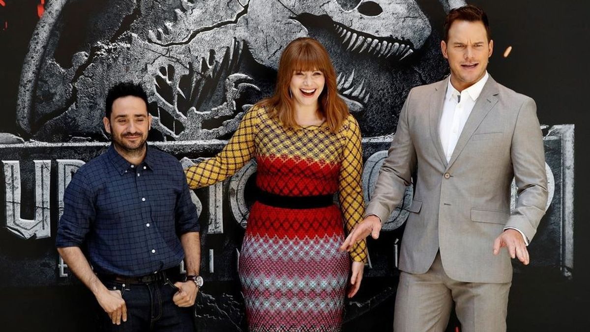 J. A. Bayona, Bryce Dallas Howard y Chris Pratt, en la presentación en Madrid de 'Jurassic world: el reino caído'.