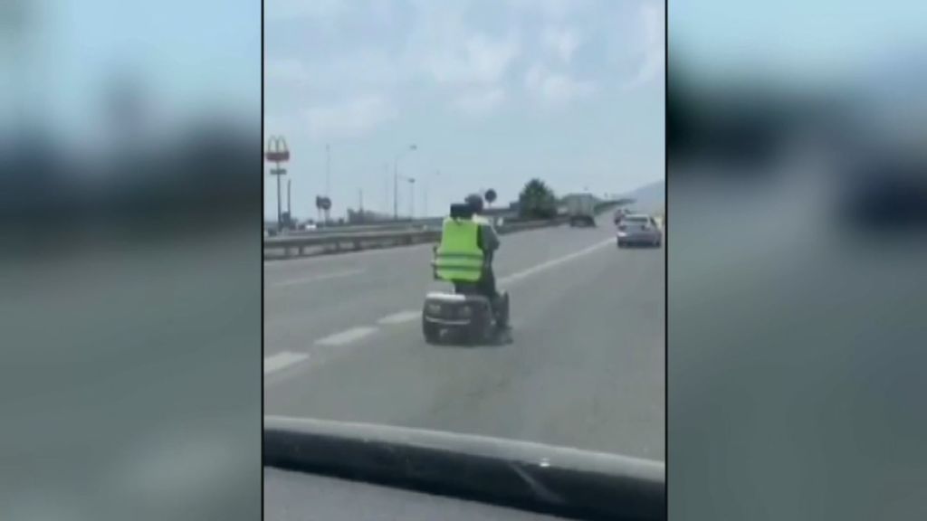 En bicicleta o en una silla de ruedas eléctrica: locuras en plena carretera