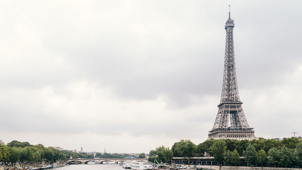 El 'primaverno' francés: París se tiñe de blanco por el granizo y la Torre Eiffel de pararrayos El 'primaverno' francés: París se tiñe de blanco por el granizo y la Torre Eiffel de pararrayos