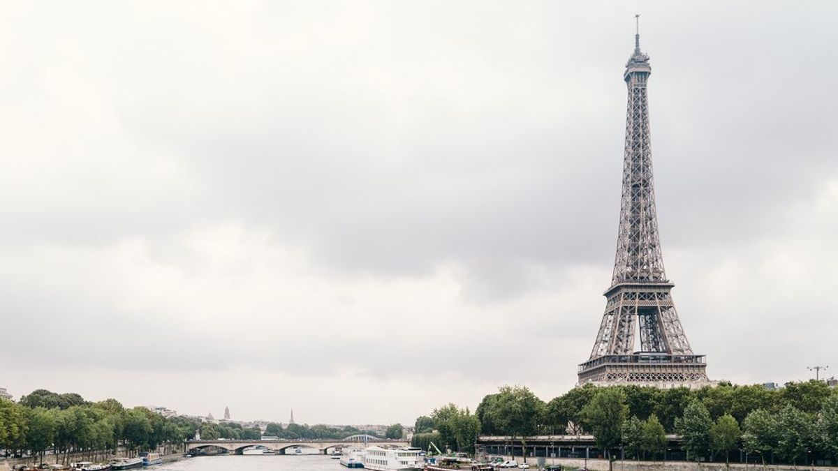 El 'primaverno' francés: París se tiñe de blanco por el granizo y la Torre Eiffel de pararrayos