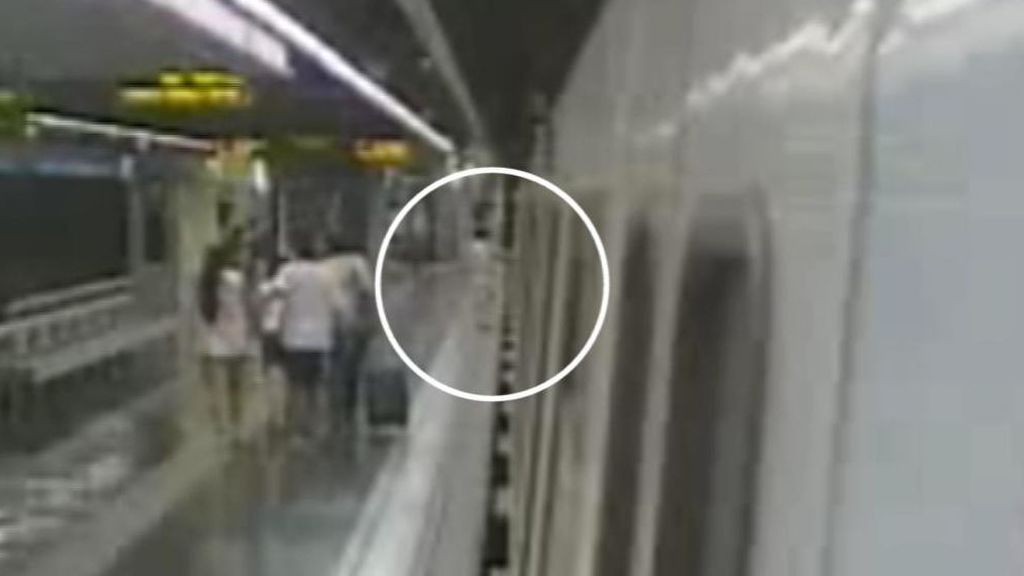 ¿Qué falló en el metro de Barcelona para que una mujer fuera arrastrada por el andén?