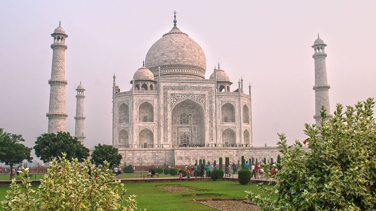 La contaminación de Agra (India) vuelve verde y amarillo al emblemático Taj Mahal