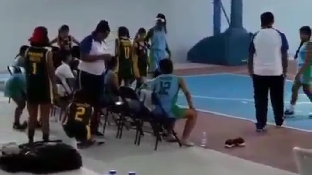 Las jugadoras de un equipo de baloncesto sub15 prestan sus zapatillas a sus rivales para que puedan debutar en un torneo
