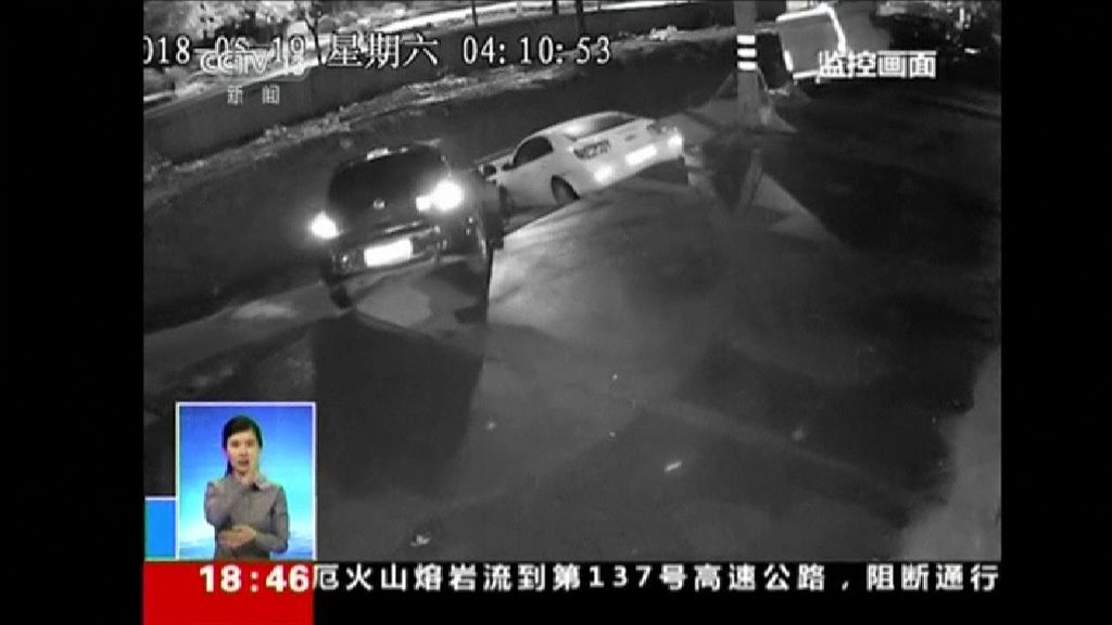 Un repentino socavón se abre en una calzada y se traga tres coches en China