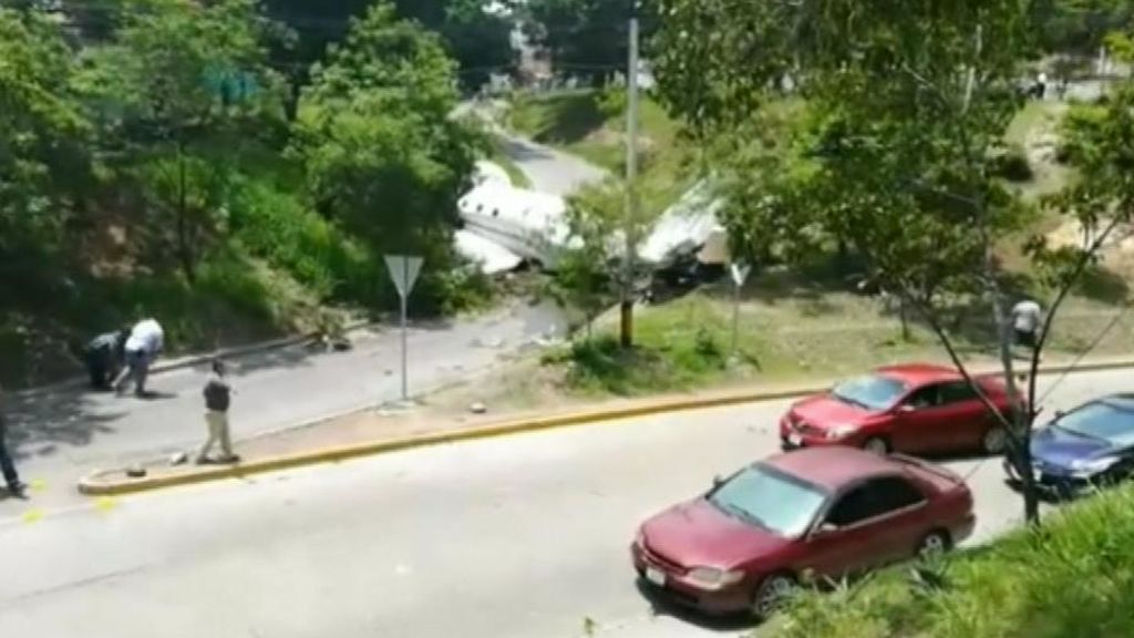 Un aterrizaje de emergencia en Honduras acaba con el avión partido en dos en una carretera
