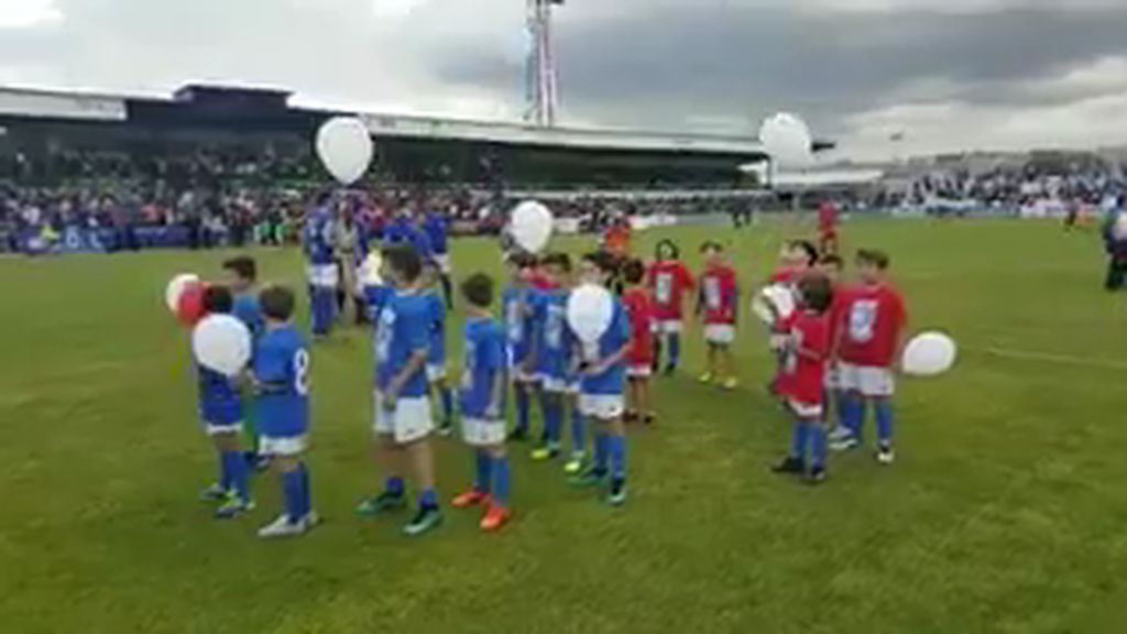 Los niños a los que entrenaba Fran Carles, jugador del Linares fallecido en 2016, llenan el cielo de globos en su memoria