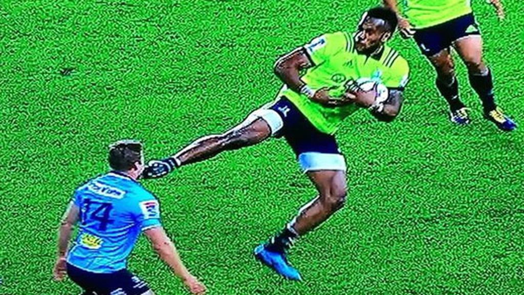 La patada de karate con la que Tevita Nabura acabó expulsado en un partido de rugby